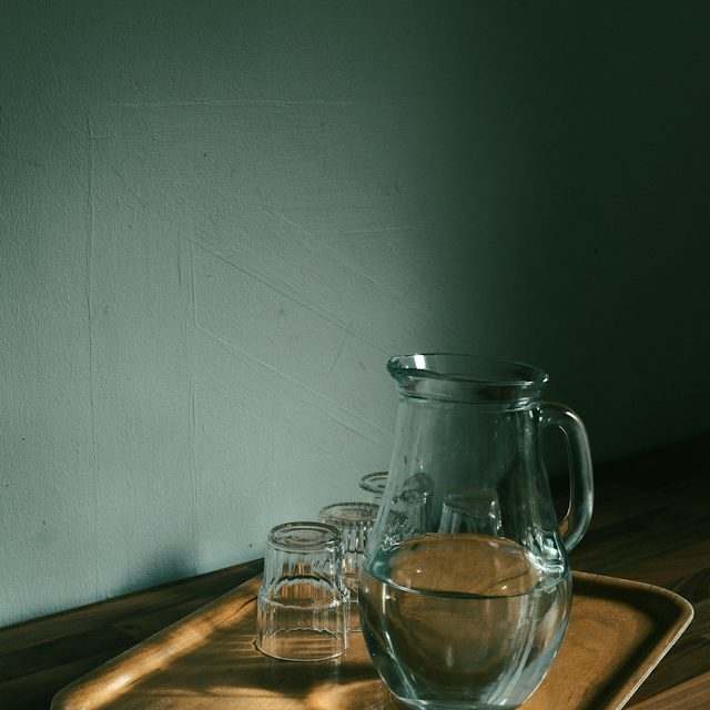 Carafe et verres d’eau